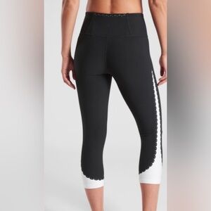 Athleta Elation Black and White Scalloped Capri Leggings Sz M